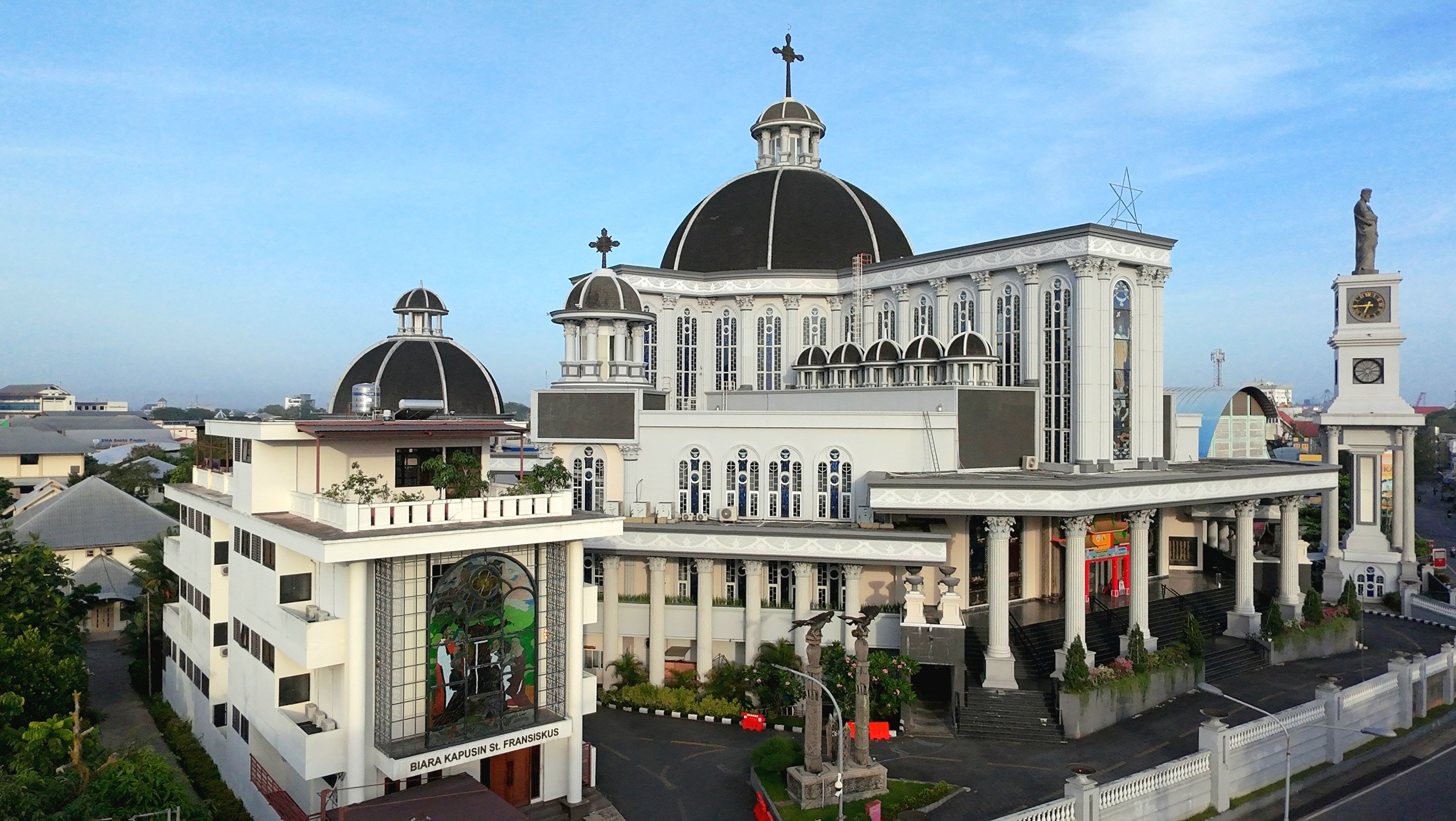 Eksterior Katedral Santo Yosef Pontianak